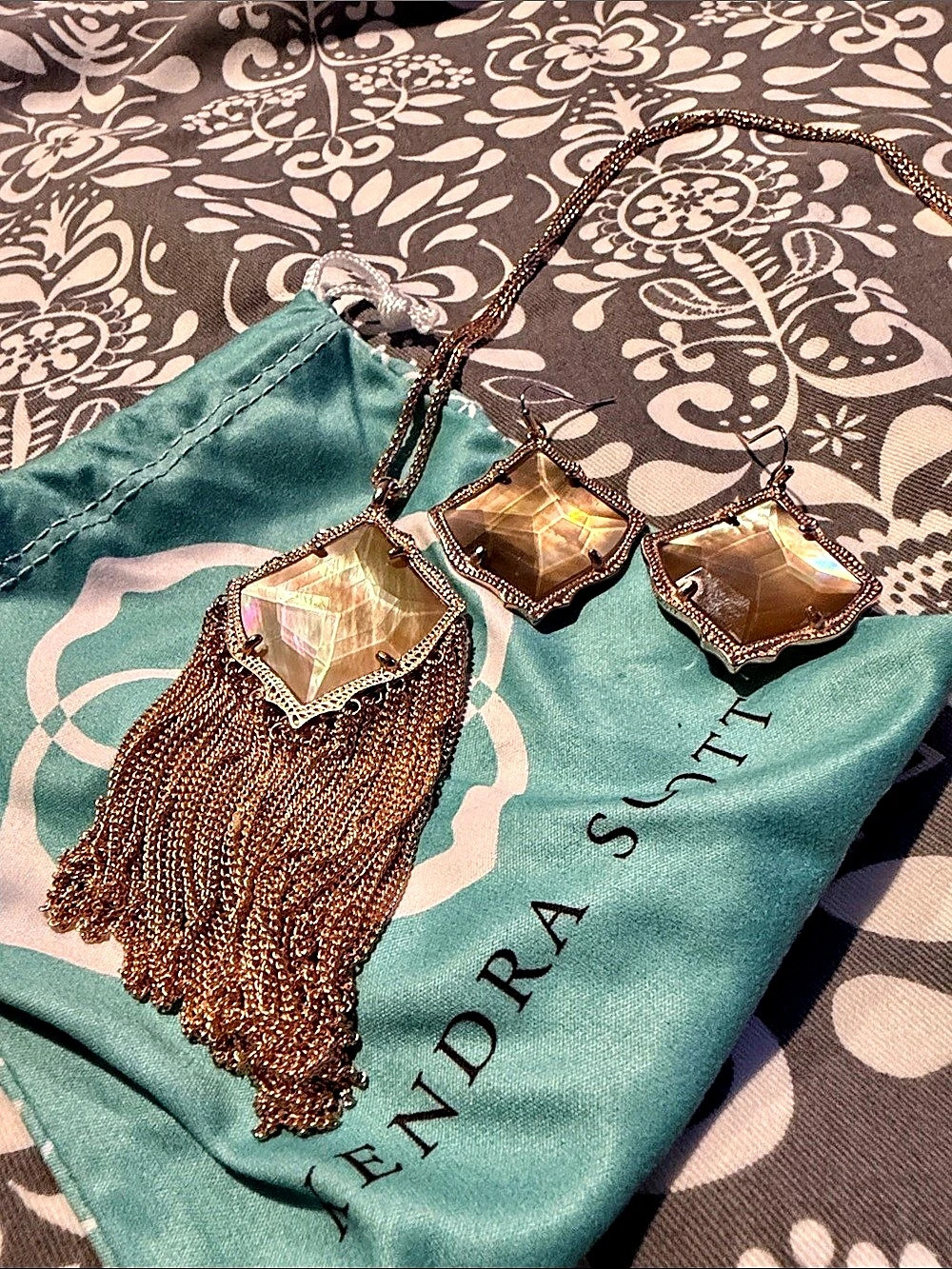Kendra Scott Rayne Pendant Necklace Gold & Reflective Necklace NWT